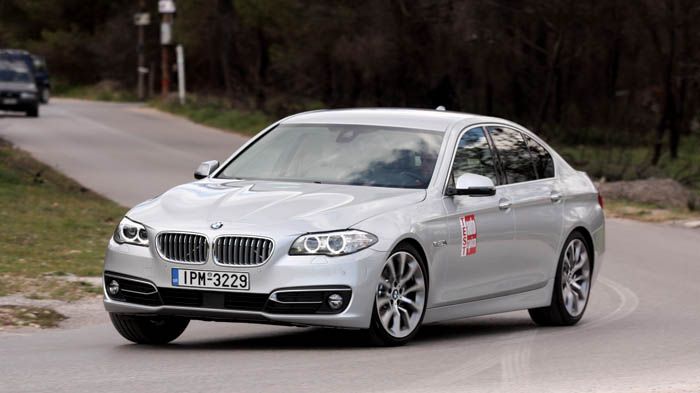 Εξαιρετική ποιότητα κύλισης, ευχάριστη οδική συμπεριφορά και κορυφαία άνεση είναι τα βασικά χαρακτηριστικά της BMW 520i στο δρόμο.